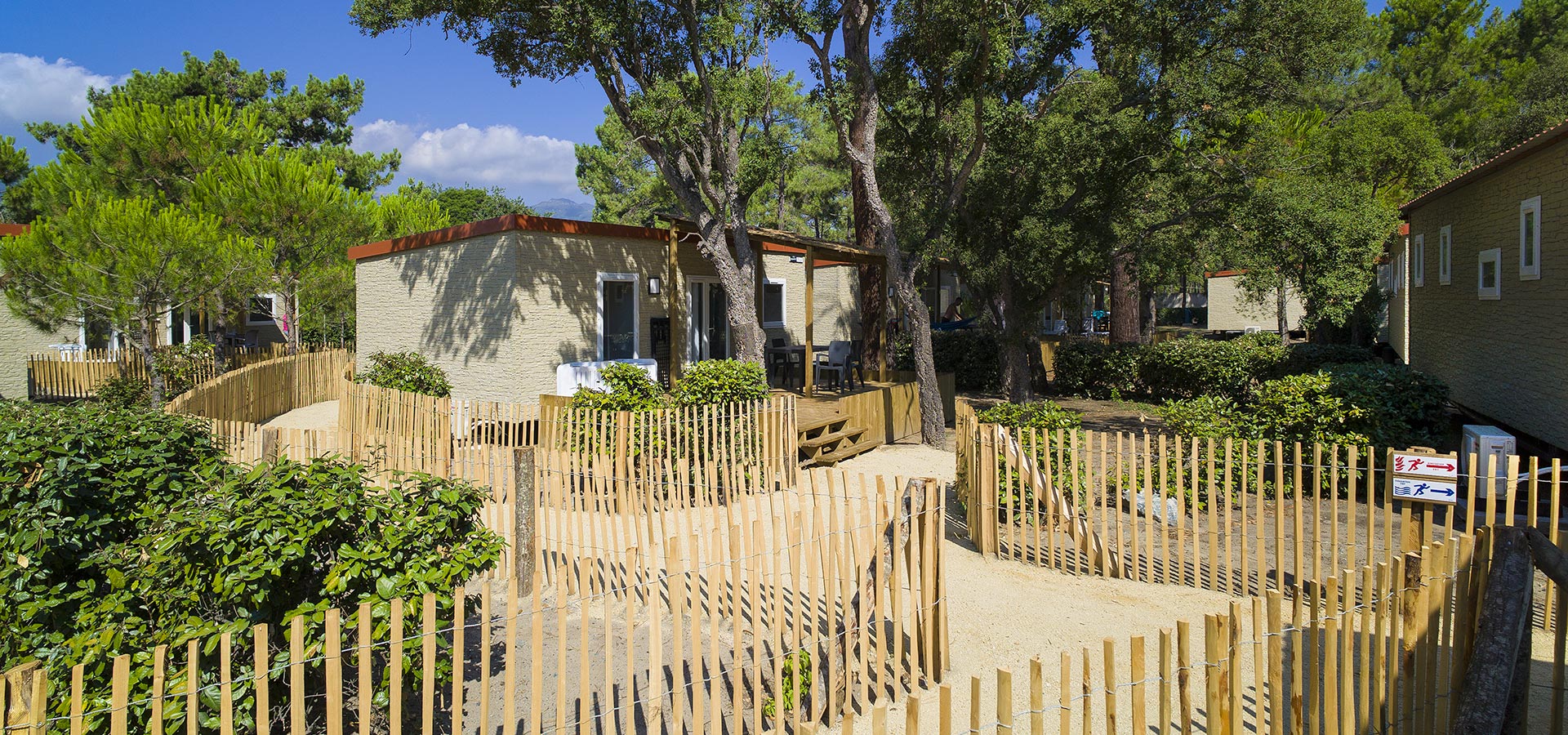 Camping san damiano bungalow premium montecristo village chemin ganivelle